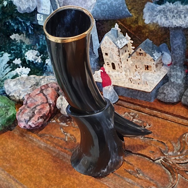 Drinking horn with stand